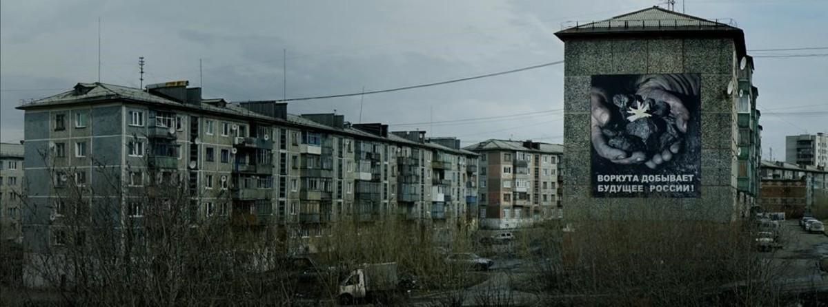 Panorámica de la ciudad con un cartel en el que se lee: Vorkutá produce el futuro de Rusia. Panorámica de la ciudad con un cartel en el que se lee: Vorkutá produce el futuro de Rusia.