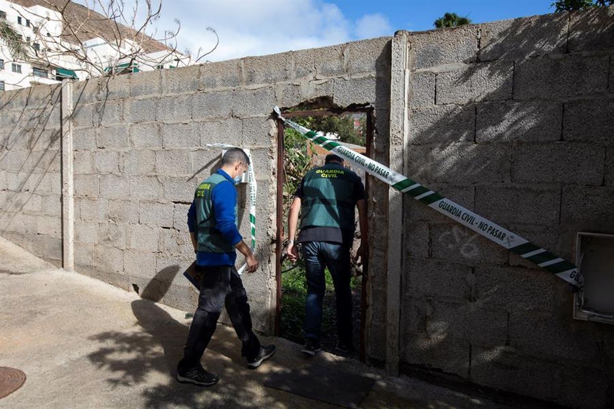 Agentes de la Guardia Civil, ante la vivienda de Las Palmas en la que se ha cometido uno de los crímenes. Agentes de la Guardia Civil, ante la vivienda de Las Palmas en la que se ha cometido uno de los crímenes.