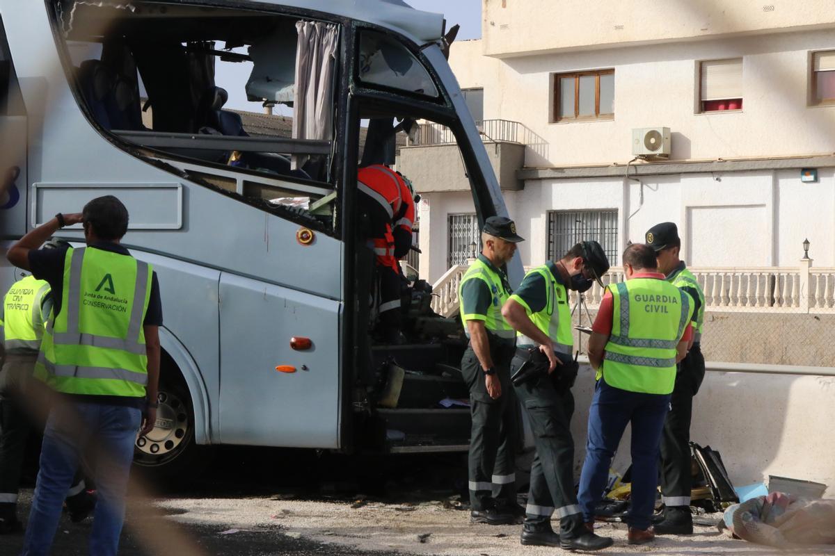 Una persona ha fallecido, siete han resultado heridas graves y 28 de carácter leve en la colisión registrada a primera hora de este domingo entre dos autobuses de pasajeros y un turismo a la altura del kilómetro 210 de la autovía A-92 a su paso por Moraleda de Zafayona (Granada). 