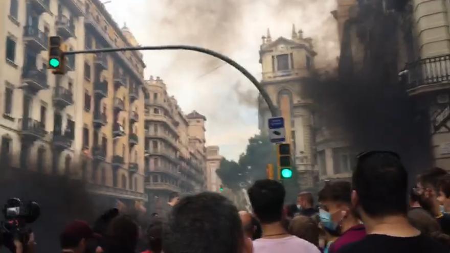 Tensió i aldarulls davant la Prefectura Superior de Policia de Barcelona després de la manifestació de la Diada - Vimarsana News