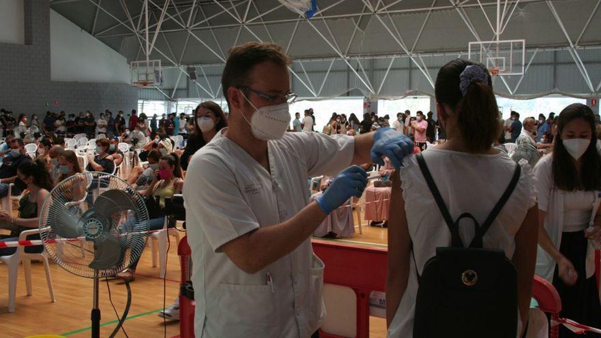 El presidente de los médicos de Barcelona pide ventajas en ocio y cultura para los vacunados El presidente de los médicos de Barcelona pide ventajas en ocio y cultura para los vacunados