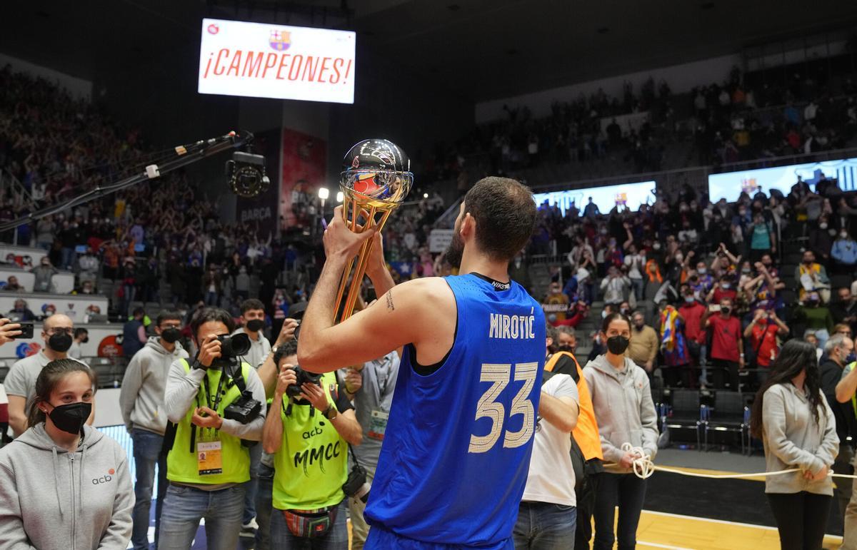 Mirotic ofrece el trofeo de campeón a los aficionados azulgranas que viajaron a Granada