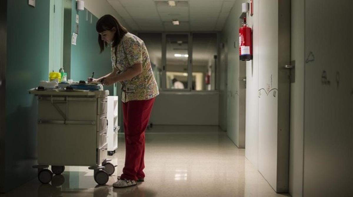 Una enfermera de neonatologia de Sant Joan de Déu  hace su ronda en la cuarta  planta de maternidad  durante su guardia de noche .