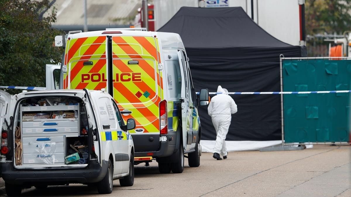 La policía británica halla 39 cadáveres en un camión en Essex. La policía británica halla 39 cadáveres en un camión en Essex.