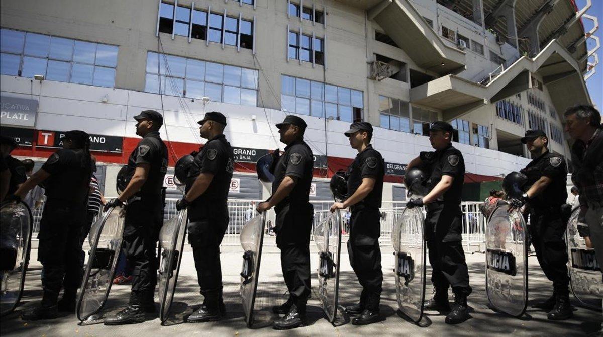 Despliegue policial ante el estadio Monumental de Buenos Aires.