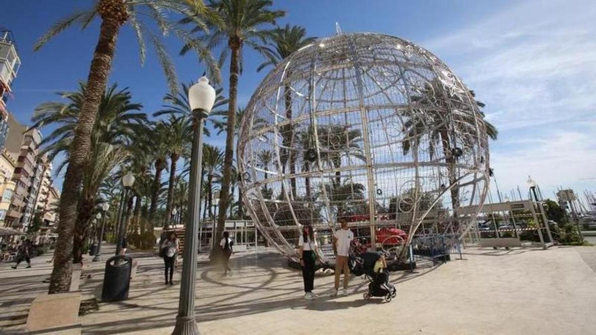 Se incendia en Alicante la bola de Navidad más grande de España