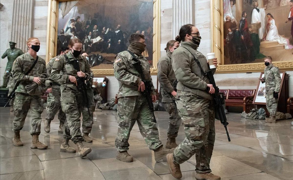 Miembros de la Guardia Nacional en el interior del Capitolio, en Washington. Miembros de la Guardia Nacional en el interior del Capitolio, en Washington.