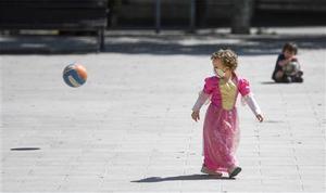 Una niña juega en una calle de Barcelona el 26 de abril de 2020, cuando el Gobierno decretó que los menores podían salir de sus casas