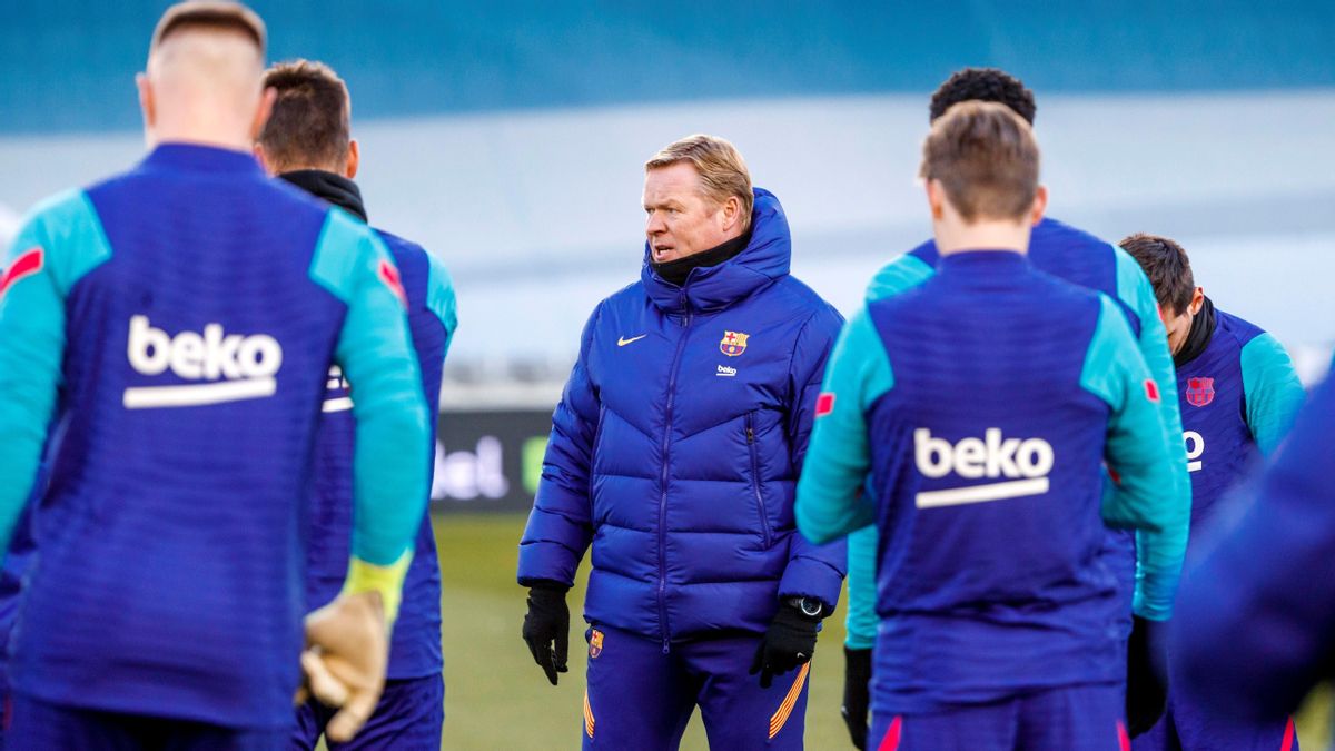 Ronald Koeman habla a la plantilla antes del entrenamiento de Córdoba. Ronald Koeman habla a la plantilla antes del entrenamiento de Córdoba.