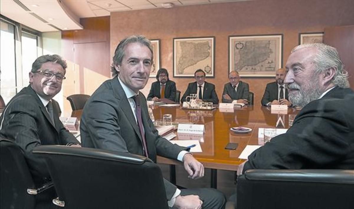 Reunión entre el ministro de Fomento, Íñigo de la Serna (en primer plano), y el ’conseller’ Josep Rull a principios de mes. Reunión entre el ministro de Fomento, Íñigo de la Serna (en primer plano), y el ’conseller’ Josep Rull a principios de mes.