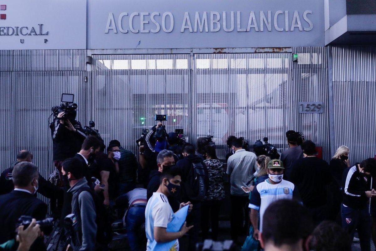 En la puerta de la clínica se juntaron varias personas que demostraron su admiración al ahora entrenador de Gimnasia y Esgrima La Plata con banderas y canciones. En la puerta de la clínica se juntaron varias personas que demostraron su admiración al ahora entrenador de Gimnasia y Esgrima La Plata con banderas y canciones.