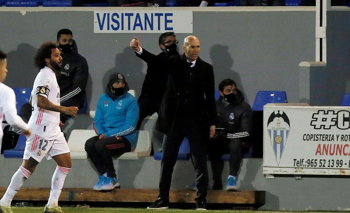 Zinedine Zidane durante el partido ante el Alcoyano. Zinedine Zidane durante el partido ante el Alcoyano.