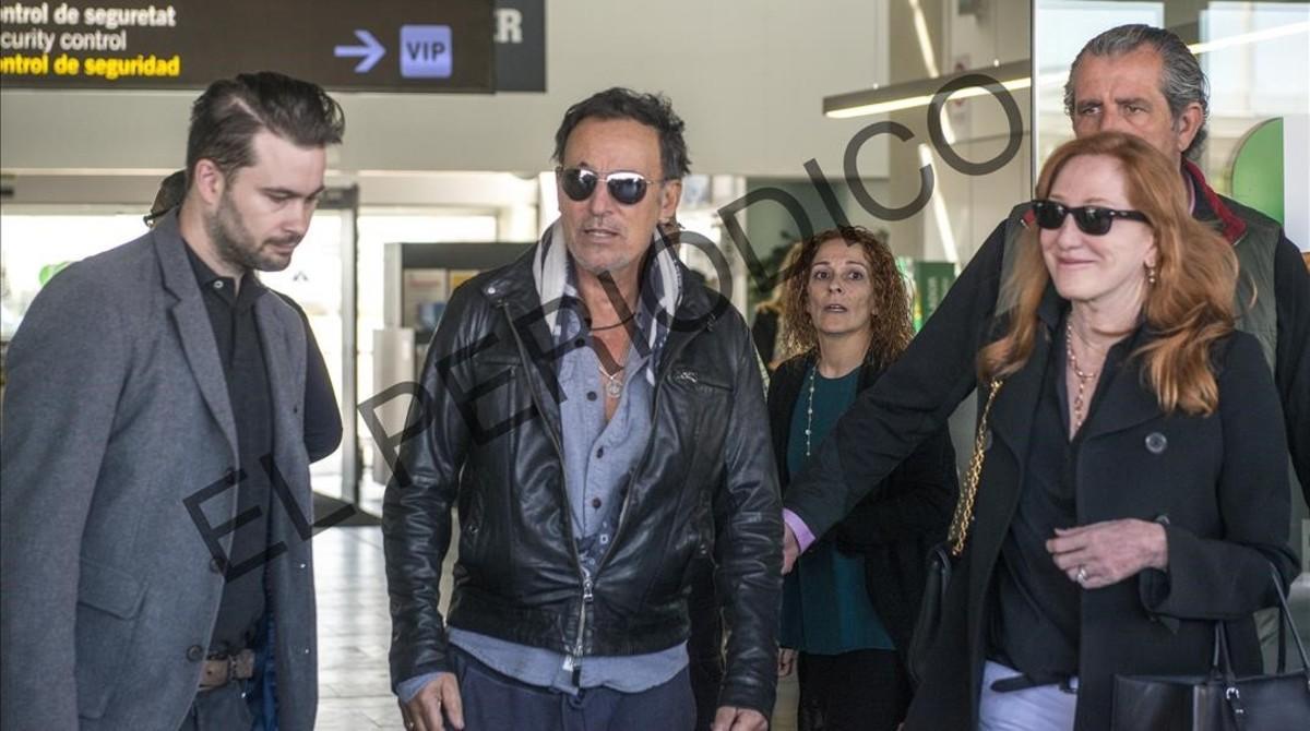 Bruce Springsteen y Patti Scialfa, esta mañana en el aeropuerto.