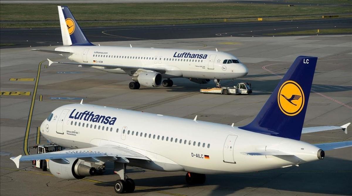 Un avión de Lufthansa en el aeropuerto de Dusseldorf. 