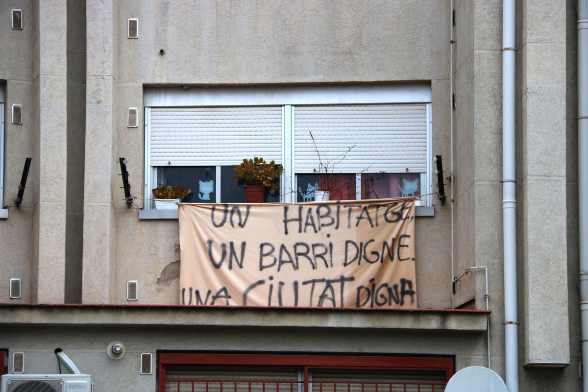 Una pancarta que reclama viviendas dignas en el polígono Arraona, en el barrio de Los Merinals de Sabadell Una pancarta que reclama viviendas dignas en el polígono Arraona, en el barrio de Los Merinals de Sabadell