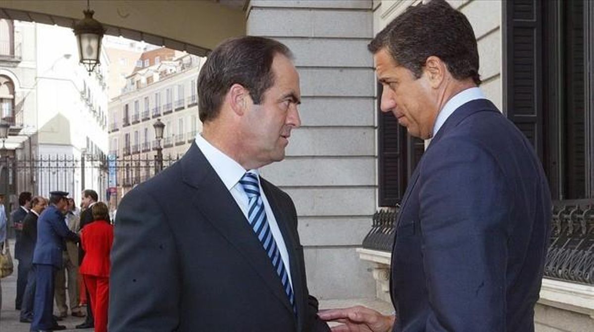 Los exministros José Bono (PSOE) y Eduardo Zaplana (PP), en el Congreso de los Diputados Los exministros José Bono (PSOE) y Eduardo Zaplana (PP), en el Congreso de los Diputados