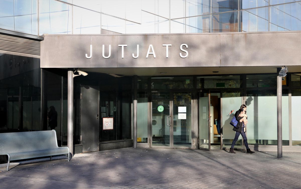 Imagen de archivo de la entrada de los juzgados de Sabadell. Imagen de archivo de la entrada de los juzgados de Sabadell.