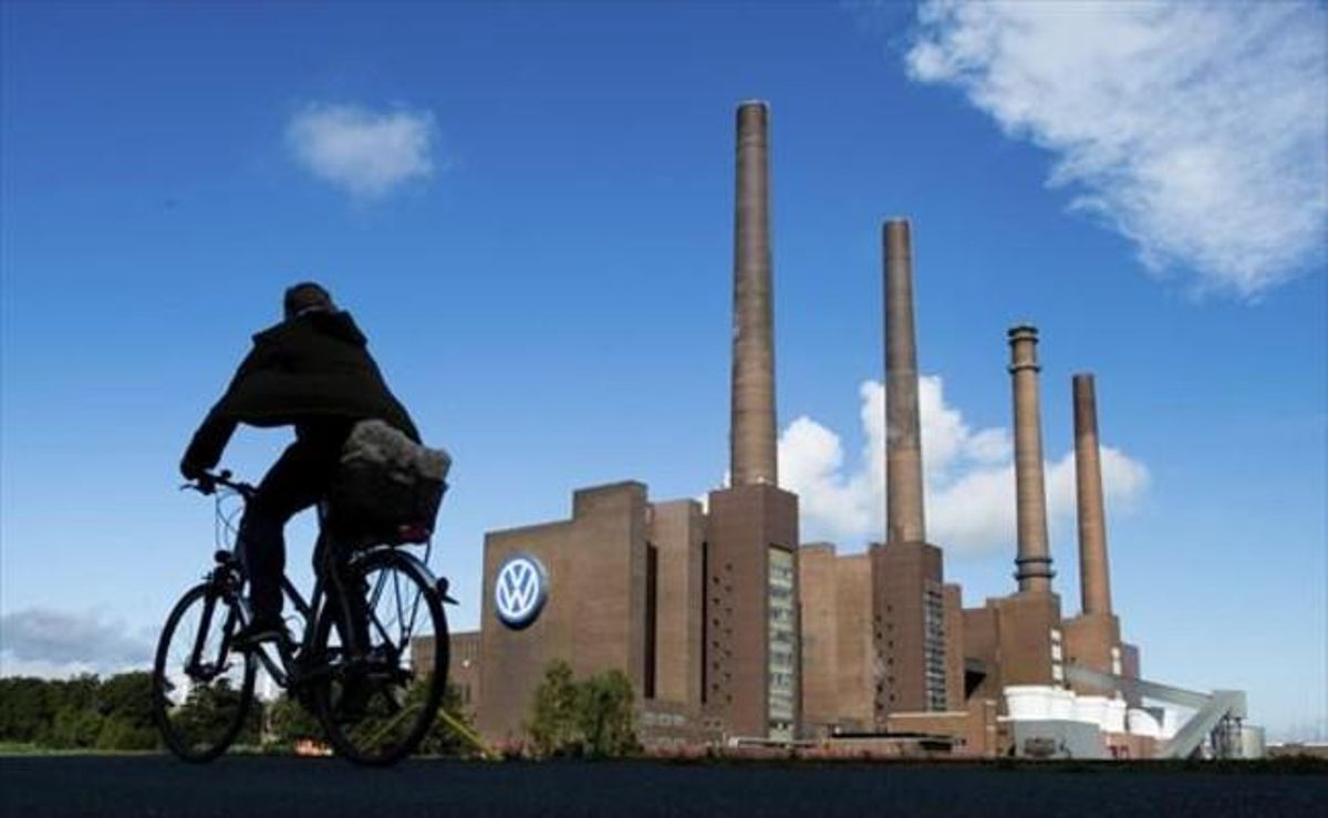 Un ciclista pasa por delante de la planta de Volkswagen en Wolfsburg, Alemania, el pasado 23 de septiembre. Un ciclista pasa por delante de la planta de Volkswagen en Wolfsburg, Alemania, el pasado 23 de septiembre.
