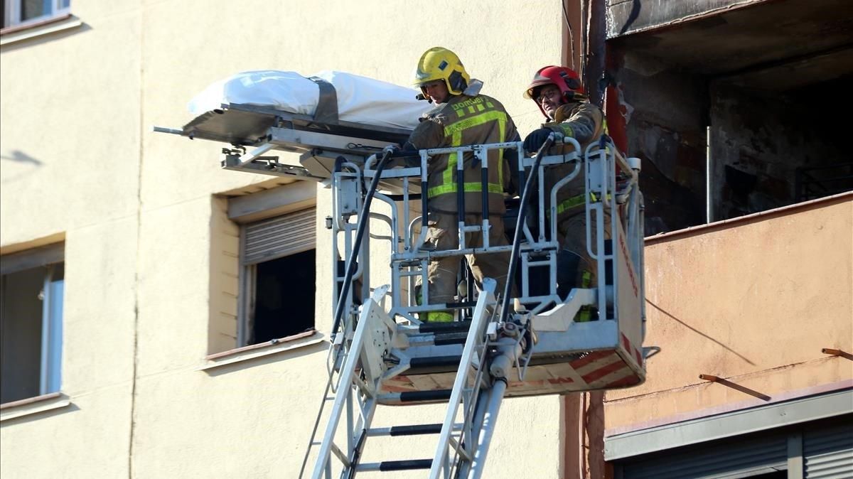 Los cuerpos de las tres personas fallecidas fueron sacados por las ventanas del edificio. Los cuerpos de las tres personas fallecidas fueron sacados por las ventanas del edificio.