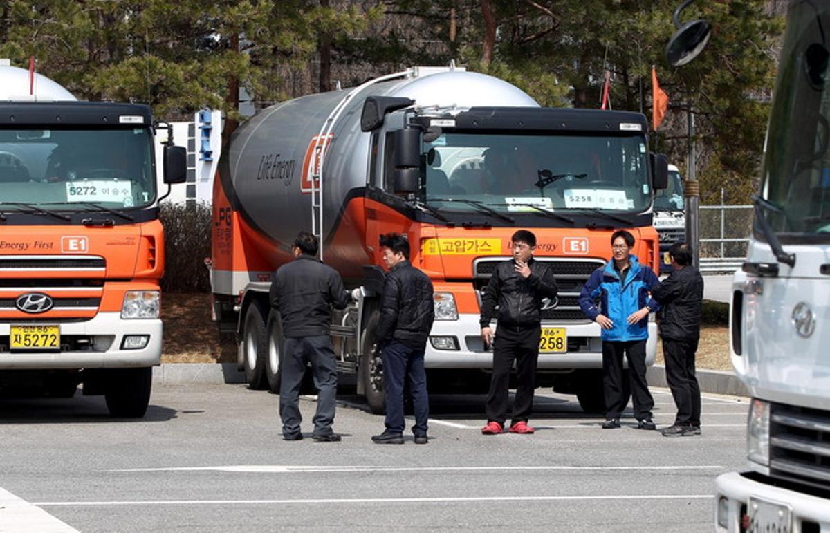 Trabajadores del complejo industrial de Kaesong esperan cerca de la zona desmilitarizada.