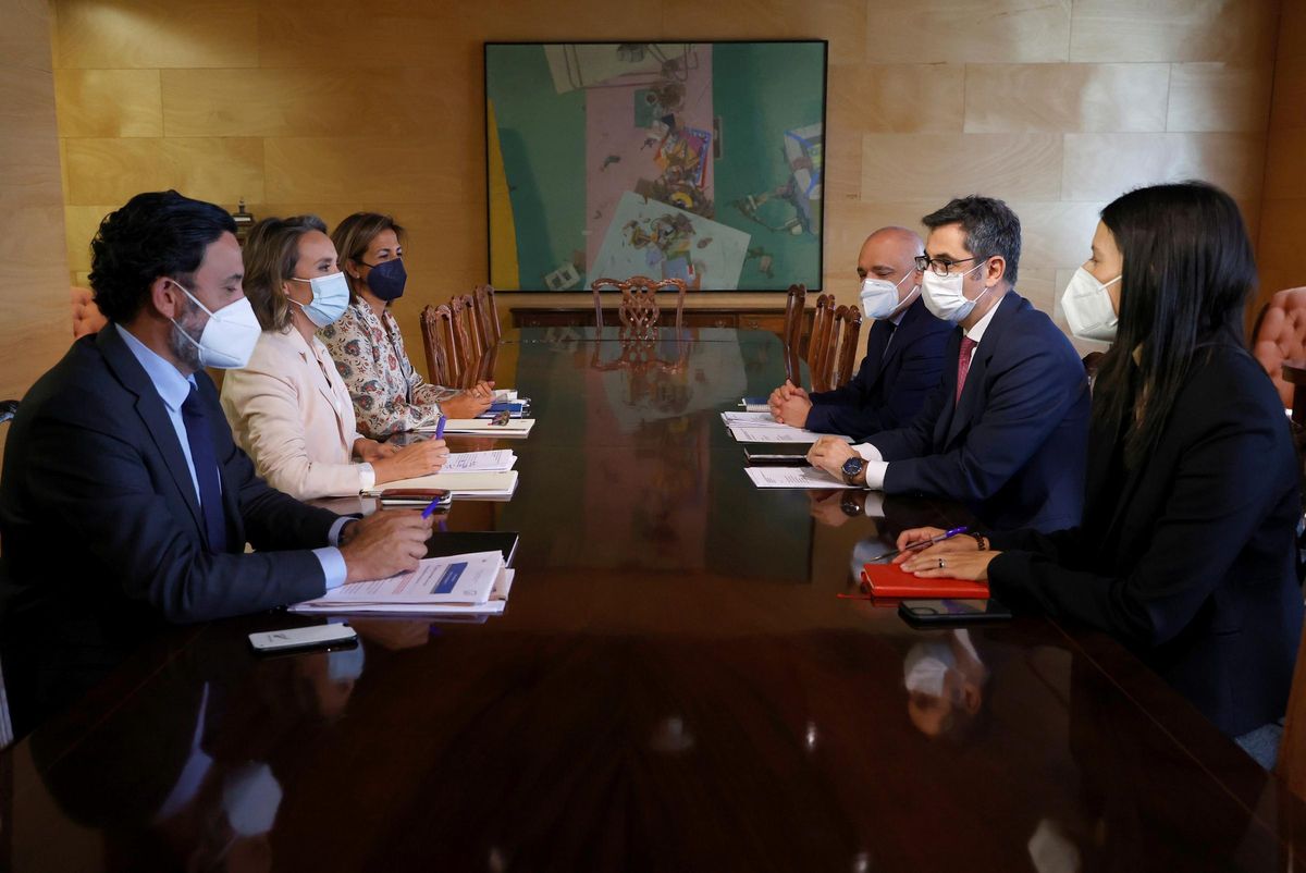 Gamarra (PP), en el centro a la izquierda, y el ministro Bolaños, en el centro a la derecha, con sus colaboradores, en la reunión de este martes en el Congreso. Gamarra (PP), en el centro a la izquierda, y el ministro Bolaños, en el centro a la derecha, con sus colaboradores, en la reunión de este martes en el Congreso.