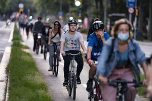 Ciclistas circulan por el carril bici del Paseo de Sant Joan de Barcelona.