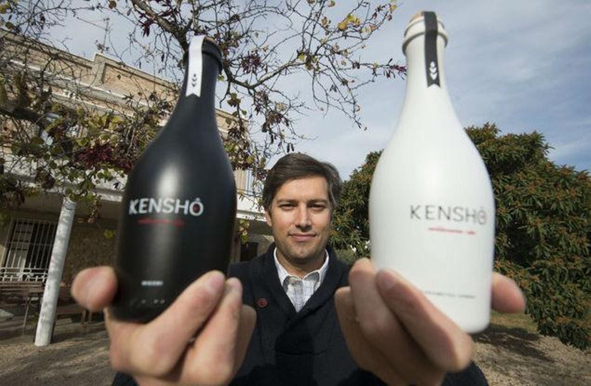 Humbert Conti con unas botellas de su sake Kensho. Humbert Conti con unas botellas de su sake Kensho.