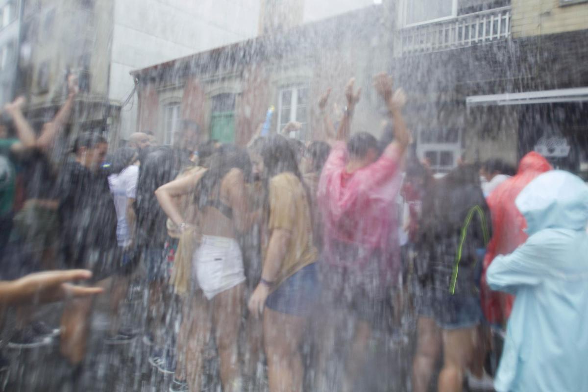 La lluvia vence a la sequía y empapa Vilagarcía en la Fiesta del Agua