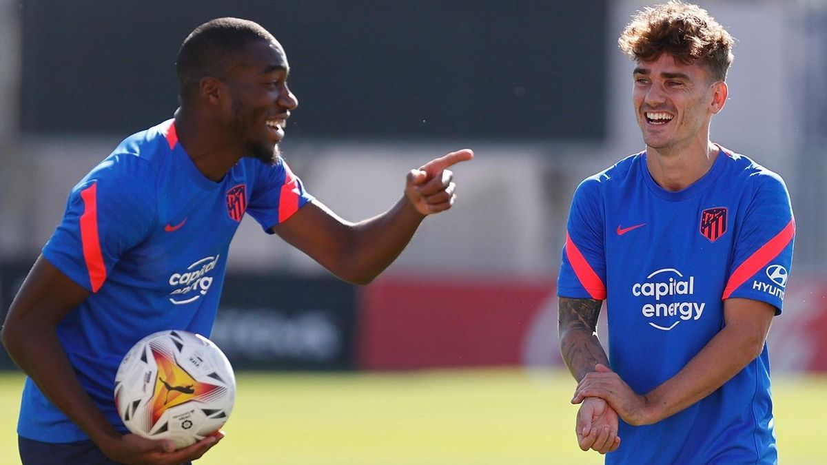 Griezmann (derecha) sonríe junto a Kondogbia en un entrenamiento del Atlético. Griezmann (derecha) sonríe junto a Kondogbia en un entrenamiento del Atlético.