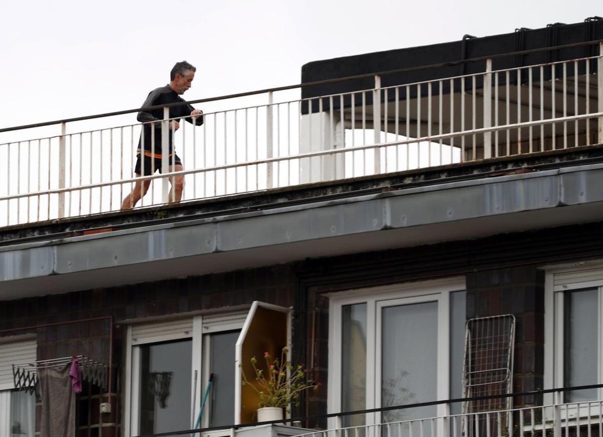 Un hombre corre por una terraza, esta semana en Bilbao. Un hombre corre por una terraza, esta semana en Bilbao.