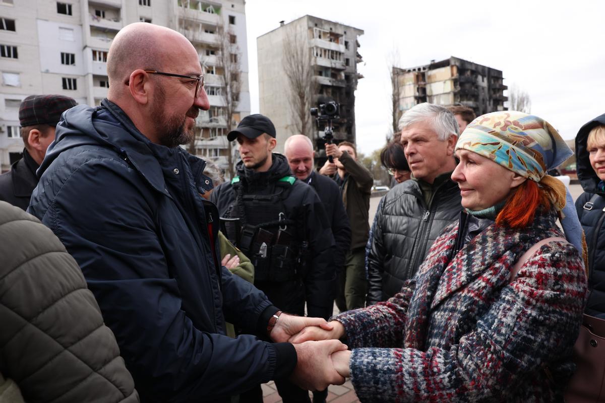 El presidente del Consejo Europeo, Charles Michel, saluda a una habitante de Borodyanka durante su visita, este miércoles.