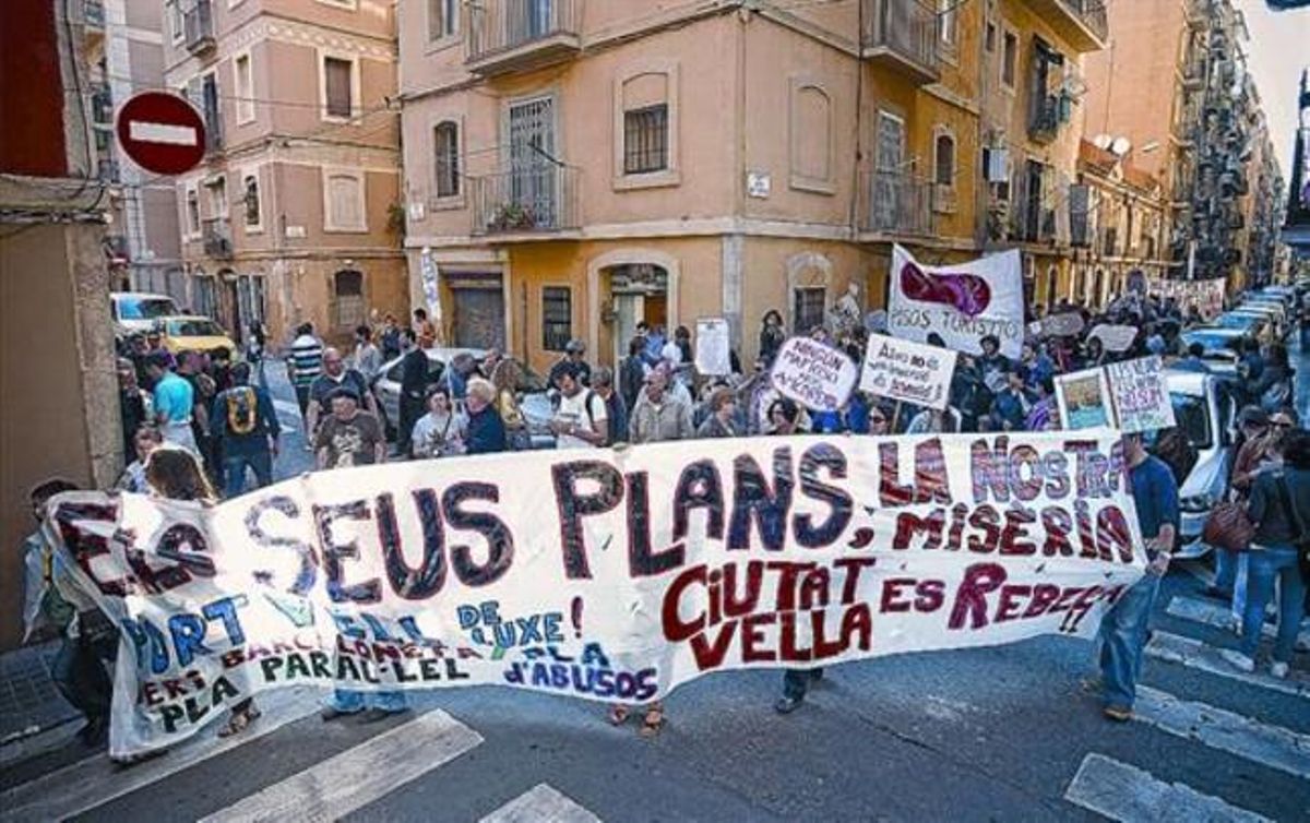 Vecinos de cinco barrios protestaron ayer por las calles de la Barceloneta camino de la plaza de Sant Jaume. Vecinos de cinco barrios protestaron ayer por las calles de la Barceloneta camino de la plaza de Sant Jaume.