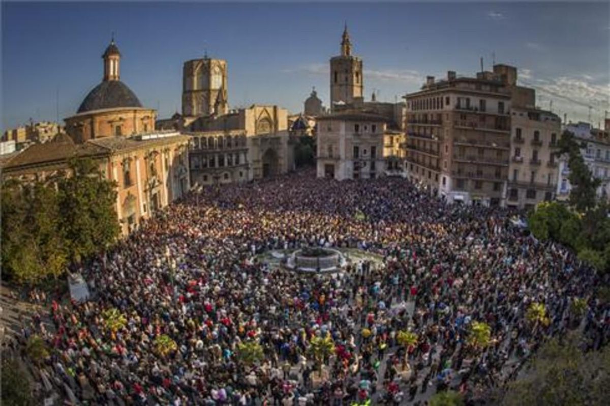 Concentración en apoyo a las víctimas del accidente del metro de València, en la plaza de la Virgen, en el 2013. Concentración en apoyo a las víctimas del accidente del metro de València, en la plaza de la Virgen, en el 2013.