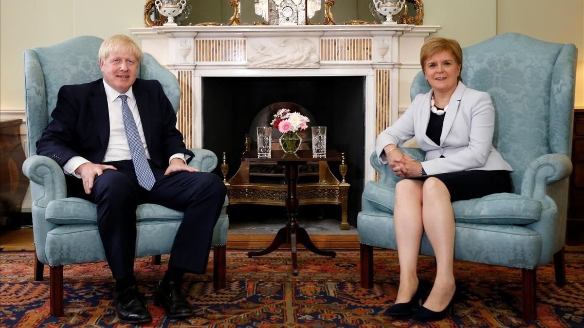 Boris Johnson junto a la ministra principal de Escocia, Nicola Sturgeon, en Edimburgo, el pasado mes de julio. Boris Johnson junto a la ministra principal de Escocia, Nicola Sturgeon, en Edimburgo, el pasado mes de julio.