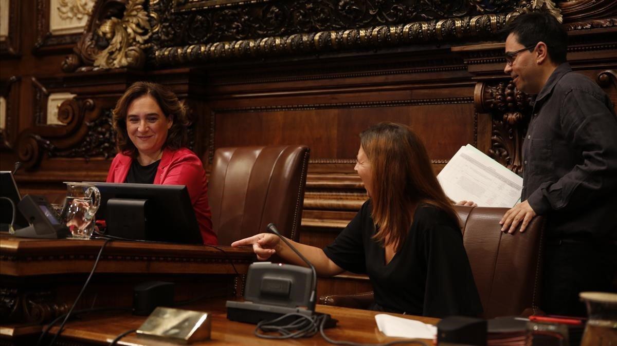 Ada Colau, presidiendo el pleno del ayuntamiento de Barcelona.