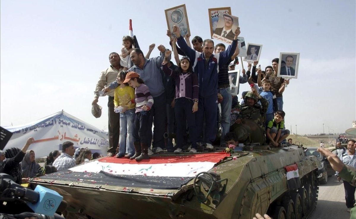 Manifestantes protestan contra el régimen sirio en 2011 en la ciudad de Deraa, la cuna de la revolución. Manifestantes protestan contra el régimen sirio en 2011 en la ciudad de Deraa, la cuna de la revolución.