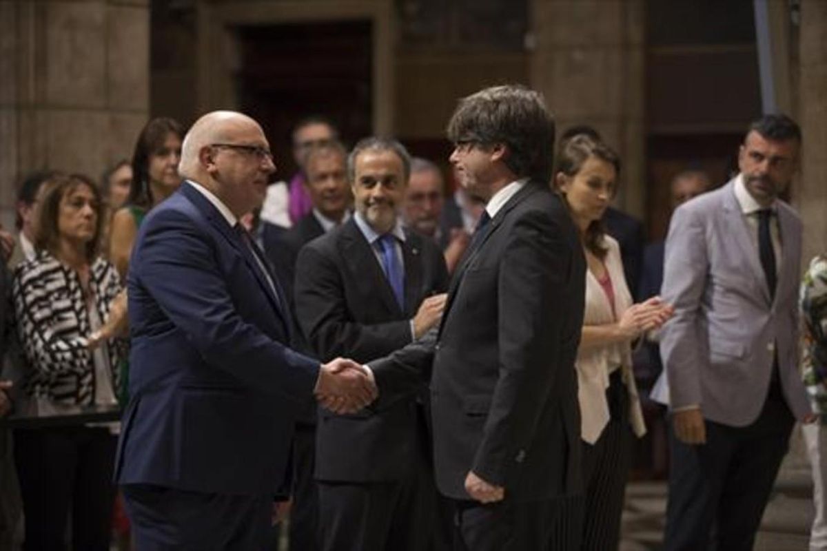 Carles Puigdemont da la mano al destituido ’conseller’ Jordi Baiget, ayer. Carles Puigdemont da la mano al destituido ’conseller’ Jordi Baiget, ayer.