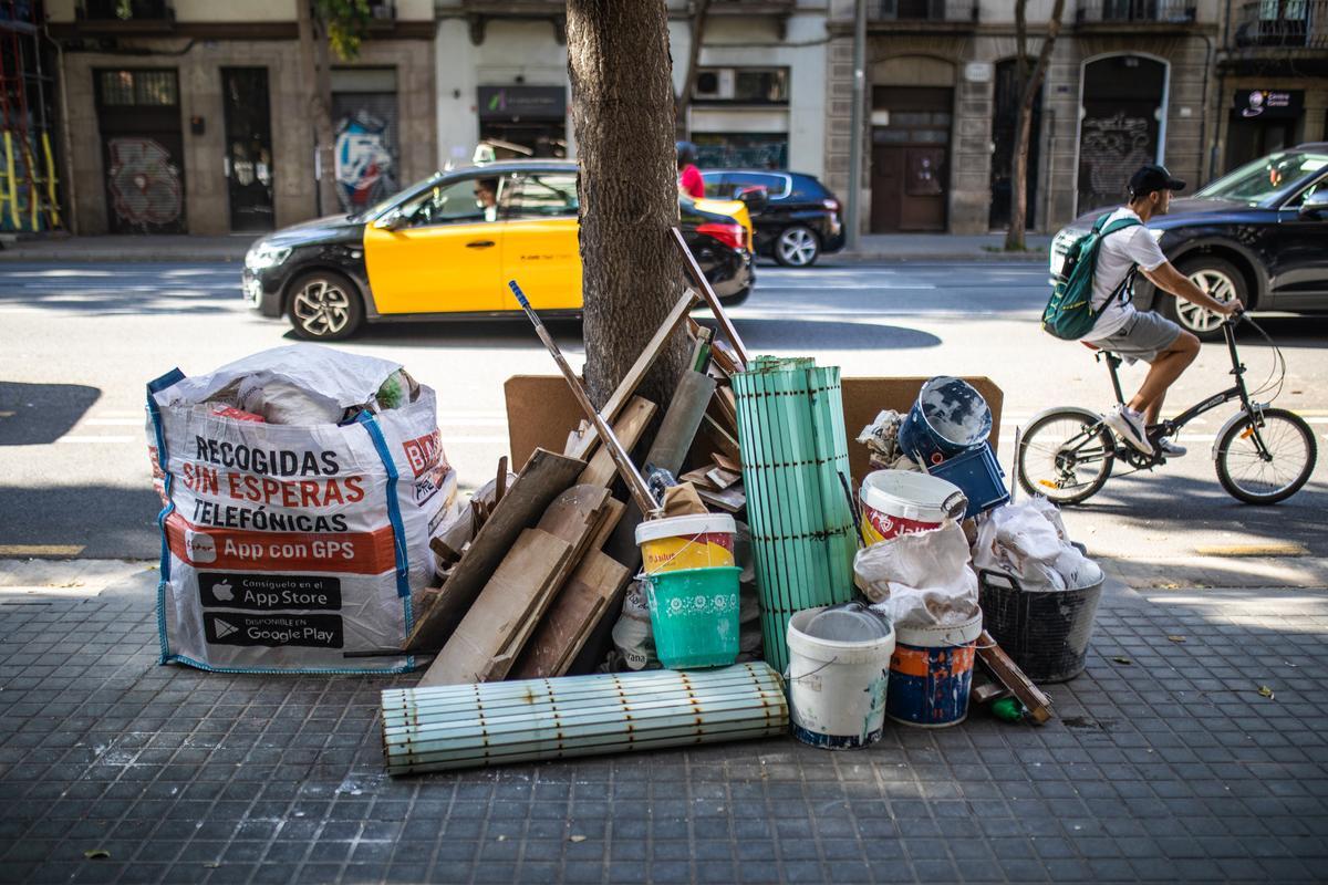 Residuos a la espera de ser recogidos en una calle del Eixample de Barcelona