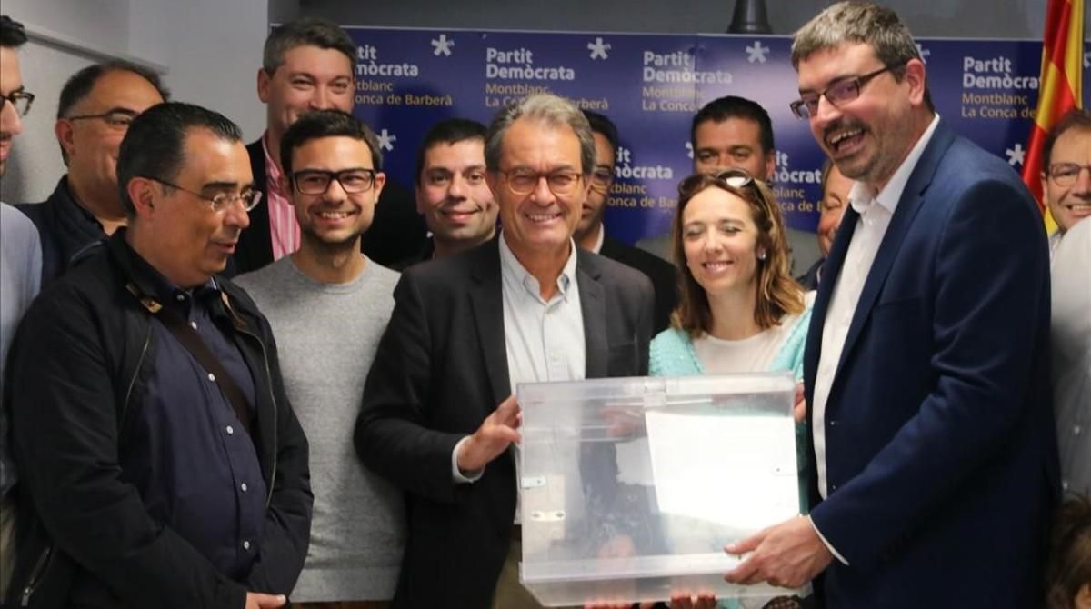 El ’expresident’ Artur Mas posa con una urna junto a miembros del PDECat de Montblanc, este sábado. El ’expresident’ Artur Mas posa con una urna junto a miembros del PDECat de Montblanc, este sábado.