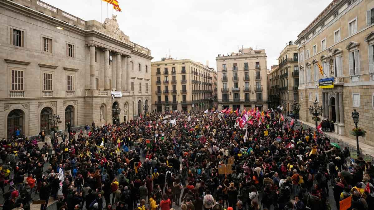 Huelga de profesores: miles de maestros llenan la plaza de Sant Jaume en Barcelona.