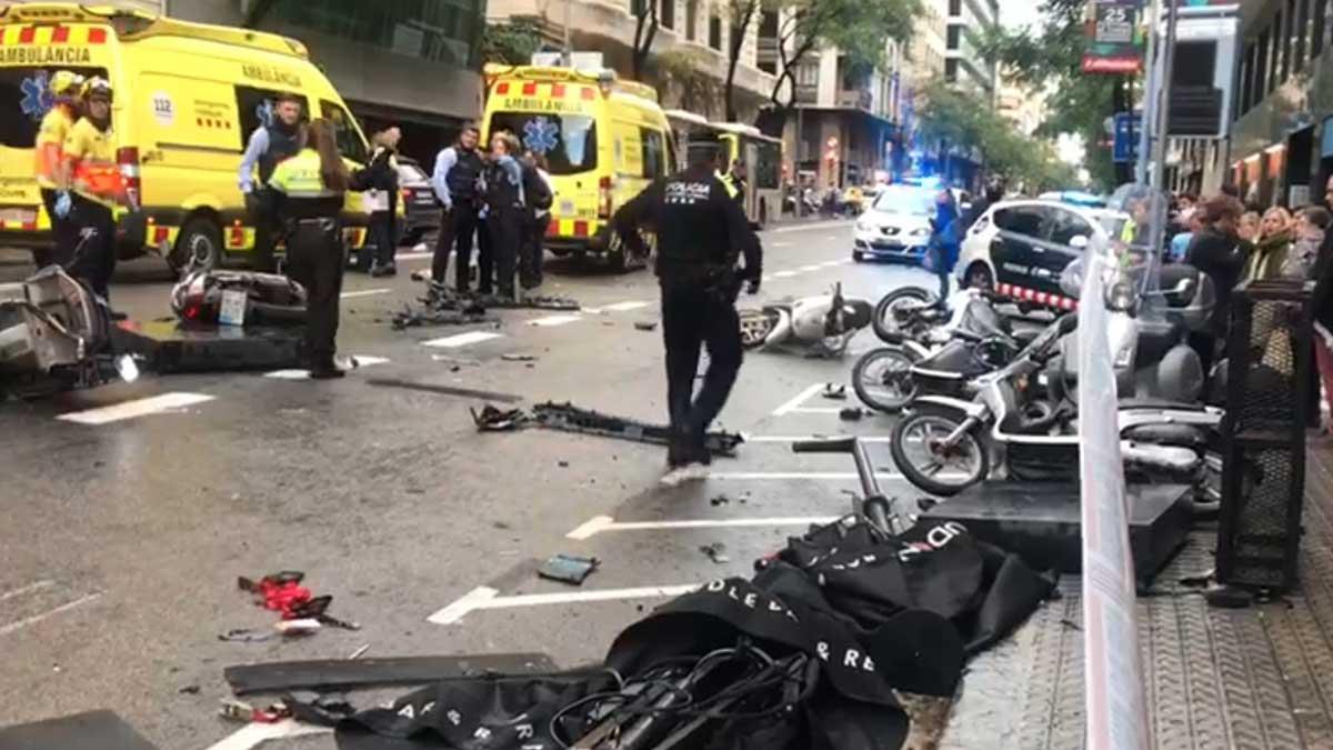 Un cotxe envaeix la vorera i atropella diversos vianants a Barcelona