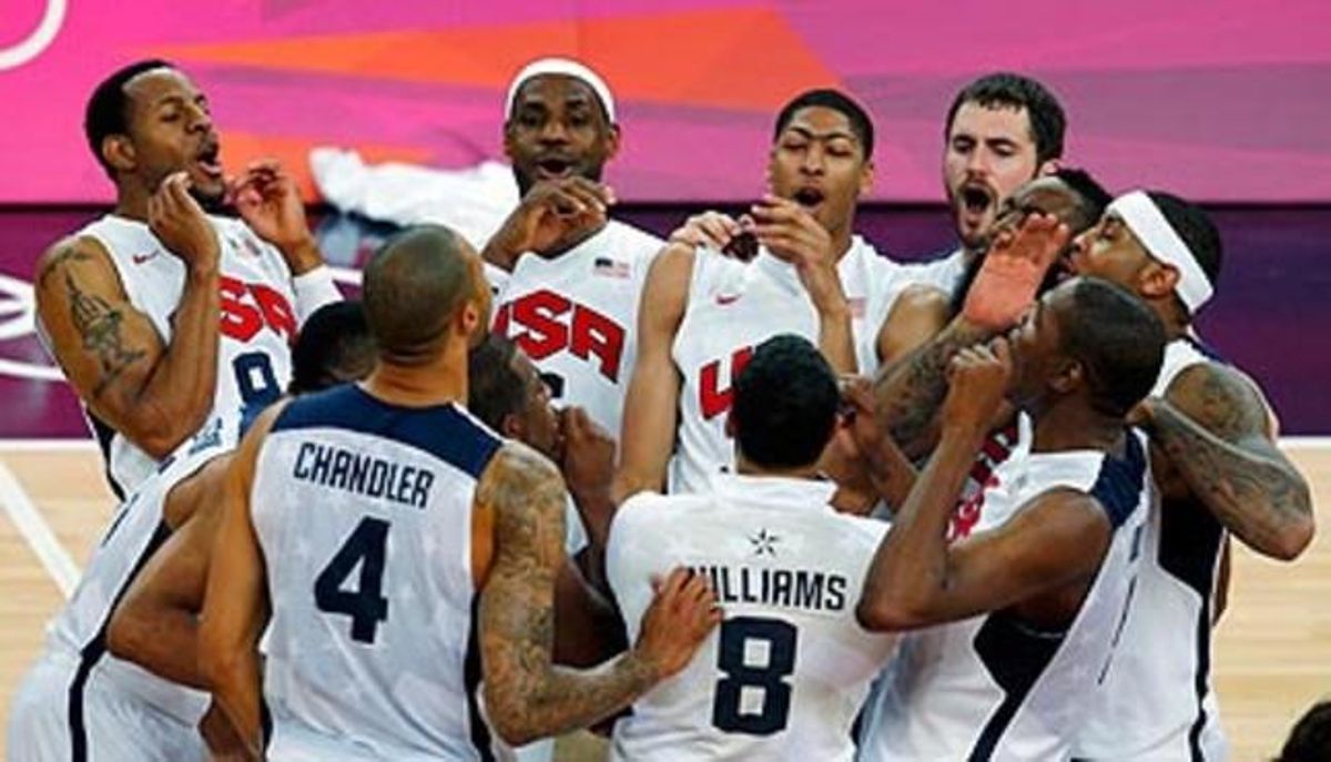 Los jugadores americanos, eufóricos, tras conseguir la medalla de oro. Los jugadores americanos, eufóricos, tras conseguir la medalla de oro.