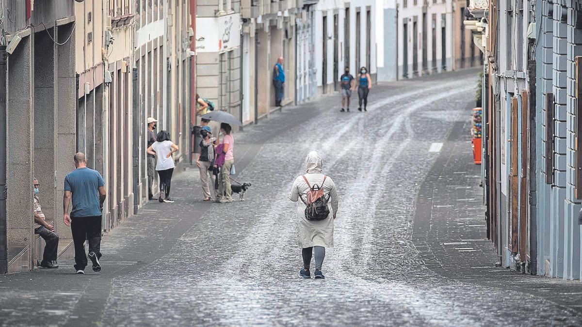 Las calles de Santa Cruz de La Palma cubiertas por un manto de ceniza mientras los palmeros se protegen con paraguas y chubasqueros. Las calles de Santa Cruz de La Palma cubiertas por un manto de ceniza mientras los palmeros se protegen con paraguas y chubasqueros.