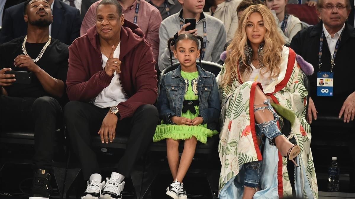 Blue Ivy, con sus padres en un partido de la NBA. Blue Ivy, con sus padres en un partido de la NBA.