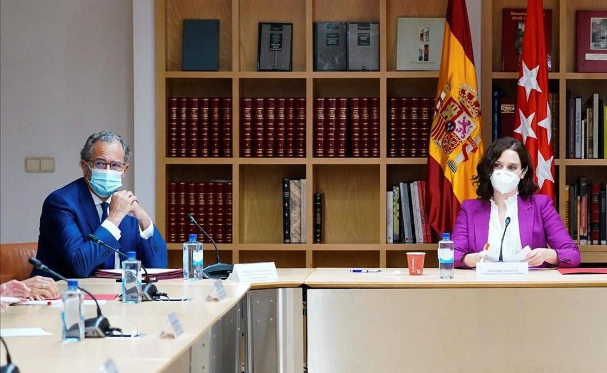 Ayuso mueve ficha con las leyes LGTBI y con Telemadrid para acercarse a Vox Ayuso mueve ficha con las leyes LGTBI y con Telemadrid para acercarse a Vox