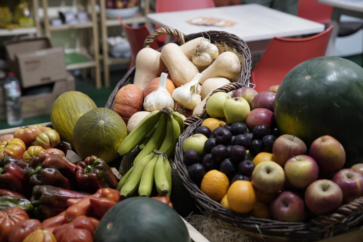Los agricultores denuncian que los intermediarios "se están forrando" con el precio de la fruta