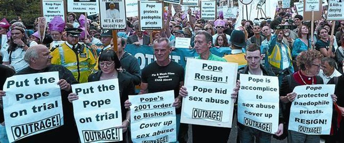 POSICIONES ENFRENTADAS El Papa recibe un bebé, arriba, al llegar ayer al acto de Hyde Park, en Londres. A la derecha, la marcha celebrada cerca del parque en la que se le acusa de encubrir los abusos. A la izquierda, un manifestante vestido de cardenal. POSICIONES ENFRENTADAS El Papa recibe un bebé, arriba, al llegar ayer al acto de Hyde Park, en Londres. A la derecha, la marcha celebrada cerca del parque en la que se le acusa de encubrir los abusos. A la izquierda, un manifestante vestido de cardenal.