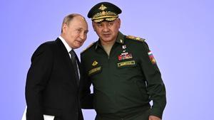 Vladimir Putin habla con el ministro de Defensa, Sergei Shoigu.