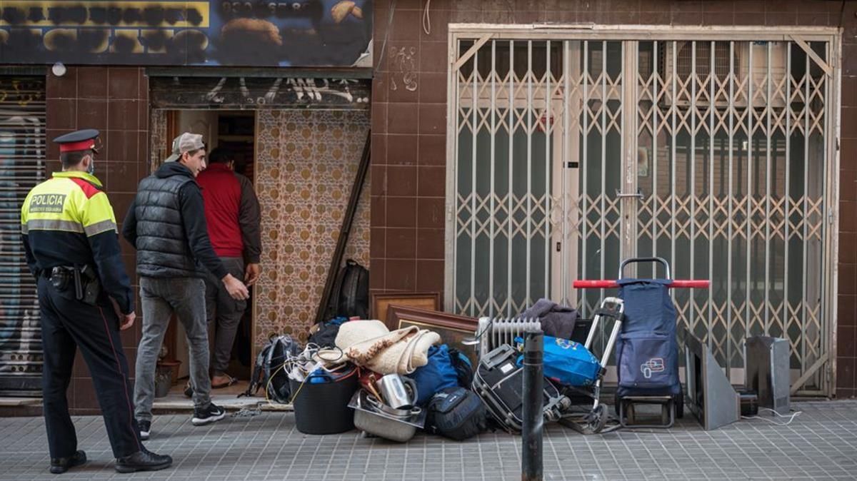 Los Mossos desalojan una ocupación de origen criminal en el barrio de Sants la pasada semana. Los Mossos desalojan una ocupación de origen criminal en el barrio de Sants la pasada semana.