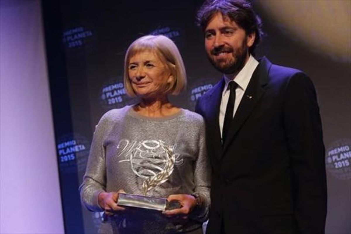 La escritora Alicia Giménez Bartlett y Daniel Sánchez Arévalo, anoche, en Barcelona, duarnte la entrega del Premio Planeta. La escritora Alicia Giménez Bartlett y Daniel Sánchez Arévalo, anoche, en Barcelona, duarnte la entrega del Premio Planeta.